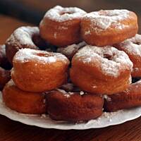 Donuts (oponki) - pączki drożdżowe z pomarańczowym lukrem