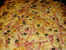 Fot. beata66, Pizza z szynką, kaparami i sosem bianco