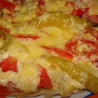 pizza z szynką, pomidorami i pepperoni