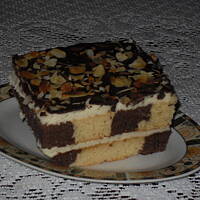 Ciasto szachownica z kremem serowym i płatkami migdałowymi