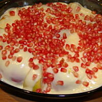 Jabłka nadziewane rodzynkami i powidłami, pod kołderką z budyniu i granata