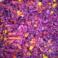 Surówka z tartej czerwonej kapusty z kukurudzą