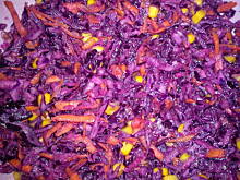 Fot. ezelka, Surówka z tartej czerwonej kapusty z kukurudzą