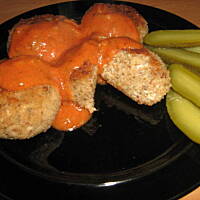 Pulpety z kaszy gryczanej w sosie pomidorowo-cebulowym