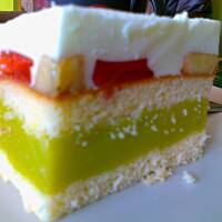 Biszkopt z owocami i cytrynową pianką