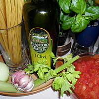 Spaghetti (linguini) z pomidorami i bazylią