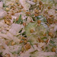 Surówka z kapustą pekińską i kiełkami soczewicy