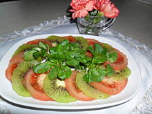 Fot. pinona, Surówka z pomidora i kiwi