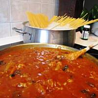 Spaghetti Bolognese pachnące bazylią i oregano