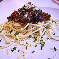 Spaghetti Bolognese pachnące bazylią i oregano