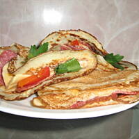 Pikantne naleśniki z salami