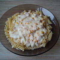 Makaron z sosem śmietanowo-serowym z szynką