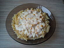 Fot. ezelka, Makaron z sosem śmietanowo-serowym z szynką