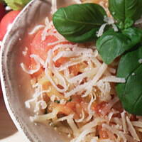 Spaghetti (linguini) z pomidorami i bazylią