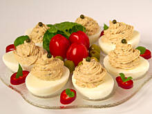 Fot. Wkn, Jajka pod tuńczykiem z patelni