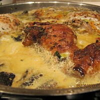 Królik w sosie winno - śmietanowym