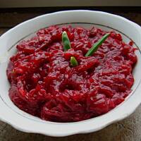 Buraczki ze skwarkami z boczku zasmażane