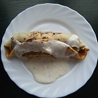 Naleśniki z parówkami i sosem czosnkowym