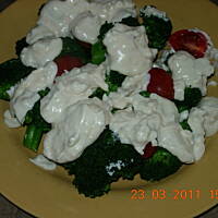 Brokuły z kremowym sosem czosnkowym