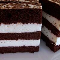 Placek kakaowy z masą z białek