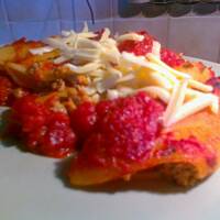 Zapiekany faszerowany makaron z sosem