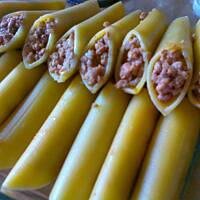 Zapiekany faszerowany makaron z sosem