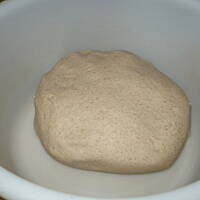 Chleb żytnio-pełnoziarnisty bez zakwasu.