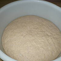 Chleb żytnio-pełnoziarnisty bez zakwasu.