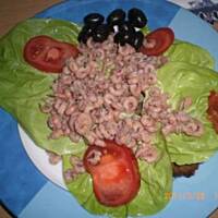 Pyszna przekaska z chlebem, krewetkami i sadzonym jajkiem