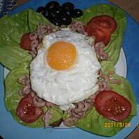 Pyszna przekaska z chlebem, krewetkami i sadzonym jajkiem