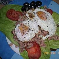 Pyszna przekaska z chlebem, krewetkami i sadzonym jajkiem