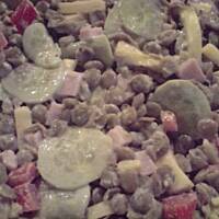 Salatka z zielonej soczewicy z serem żółtym.