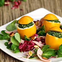 żółte jajeczka z zieloną niespodzianką