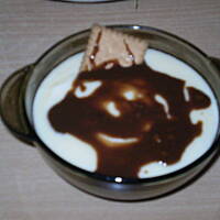 Banalny deser z polewą czekoladową i bananami