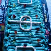 Tort boisko sportowe z kremem budyniowo-mocca