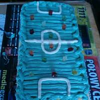 Tort boisko sportowe z kremem budyniowo-mocca