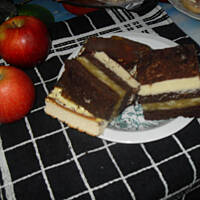 Murzynek z jabłkami i kremem budyniowym