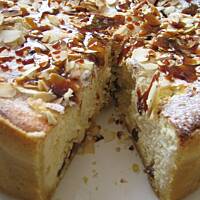 Sernik z płatkami migdałowymi