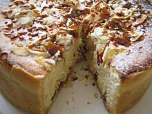 Fot. foka20, Sernik z płatkami migdałowymi