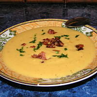 Delikatna żółta zupa