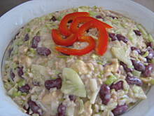 Fot. Aishka, Sałatka z brązowym ryżem, filetem drobiowym i warzywami