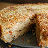 Szarlotka z bakaliami sypana