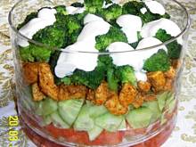 Fot. megii013, Sałatka z brokułem, kurczakiem, pomidorem i ogórkiem w sosie czosnkowym