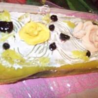 Czekoladowa rolada w żółtym płaszczyku