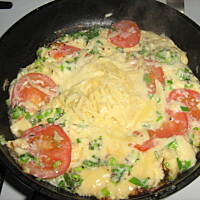 Soczysty omlet śniadaniowy z pomidorem