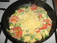 Fot. Aishka, Soczysty omlet śniadaniowy z pomidorem