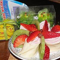 Naleśniki serowo-truskawkowe.