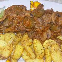 Karkówka w sosie pomidorowym z pieczarkami i ogórkiem