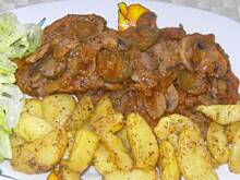 Fot. megii013, Karkówka w sosie pomidorowym z pieczarkami i ogórkiem