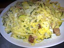 Fot. gluestick, Tagliatelle z cukinią i boczkiem